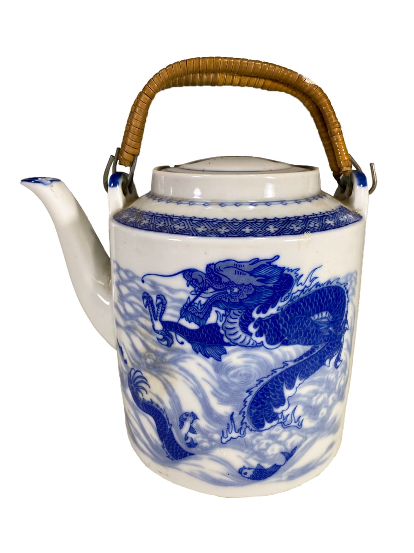 Antique Asian Porcelain Kettle: Antique Asian Porcelain Kettle. 6 7/8 x 8 x 5 5/8 in.Local Pick up call one day before to make an appointment. TO SHIP THIS ITEM IN USA OR INTERNATIONAL, PLEASE CONTACT THE SHIPPERS : 1) UPS store1937