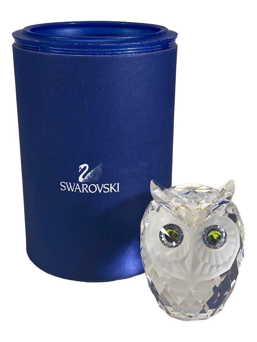 Swarovski Crystal Owl Paperweight: Swarovski Crystal Owl Paperweight. Owl: 2 1/2 x 1 3/4 in. Box: 4 5/8 x 3 1/4 in.Local Pick up call one day before to make an appointment. TO SHIP THIS ITEM IN USA OR INTERNATIONAL, PLEASE CONTACT THE