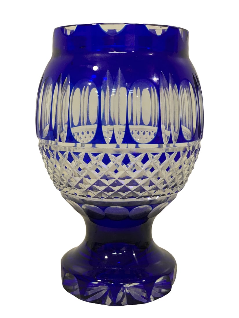 Vintage Blue Cut to Clear Crystal Vase: Vintage Blue Cut to Clear Crystal Vase. 7 1/2 x 4 3/8 in.Local Pick up call one day before to make an appointment. TO SHIP THIS ITEM IN USA OR INTERNATIONAL, PLEASE CONTACT THE SHIPPERS : 1) UPS store