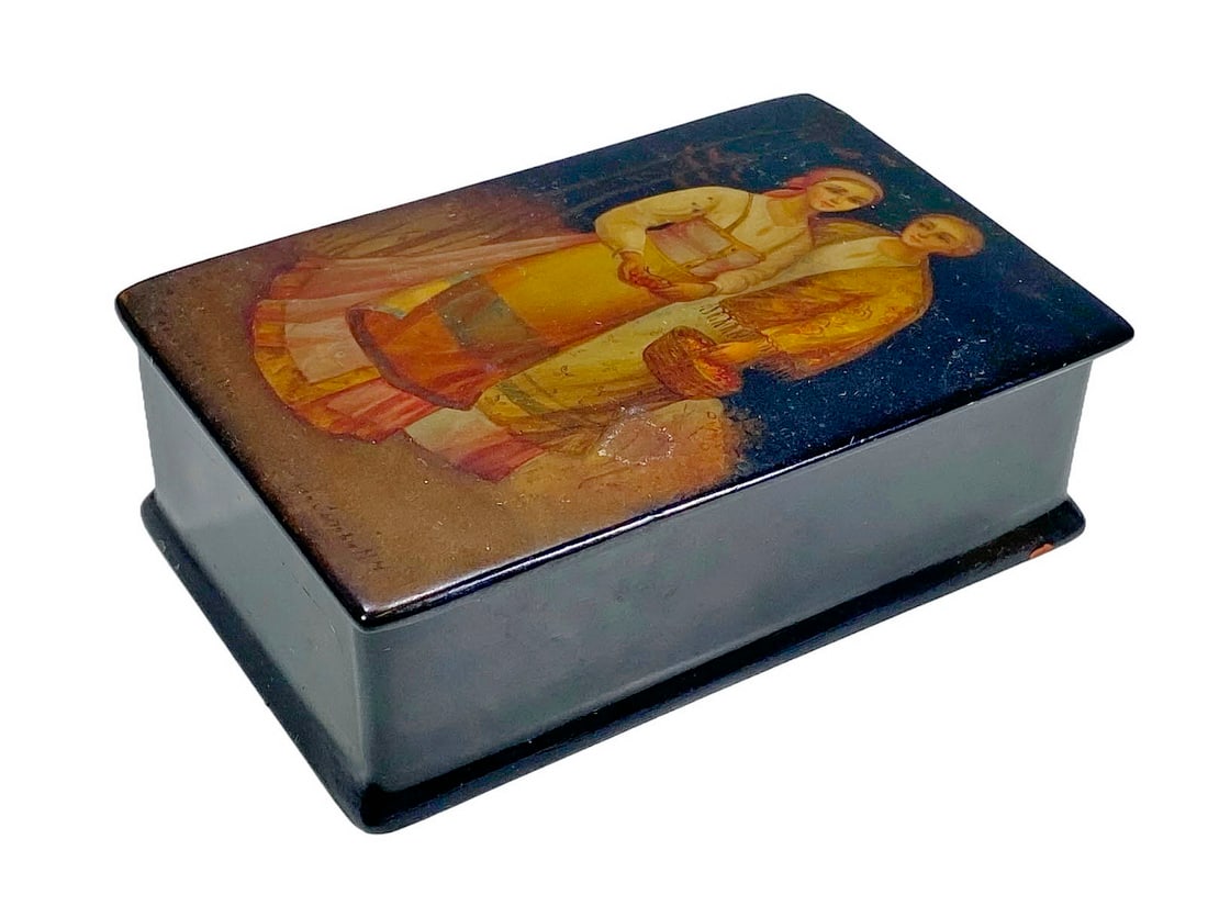 Vintage Russian Hand Painted Papier Mache Box: Vintage Russian Hand Painted Papier Mache Box. 1 3/4 x 5 x 3 1/8 in.Local Pick up call one day before to make an appointment. TO SHIP THIS ITEM IN USA OR INTERNATIONAL, PLEASE CONTACT THE SHIPPERS : 1