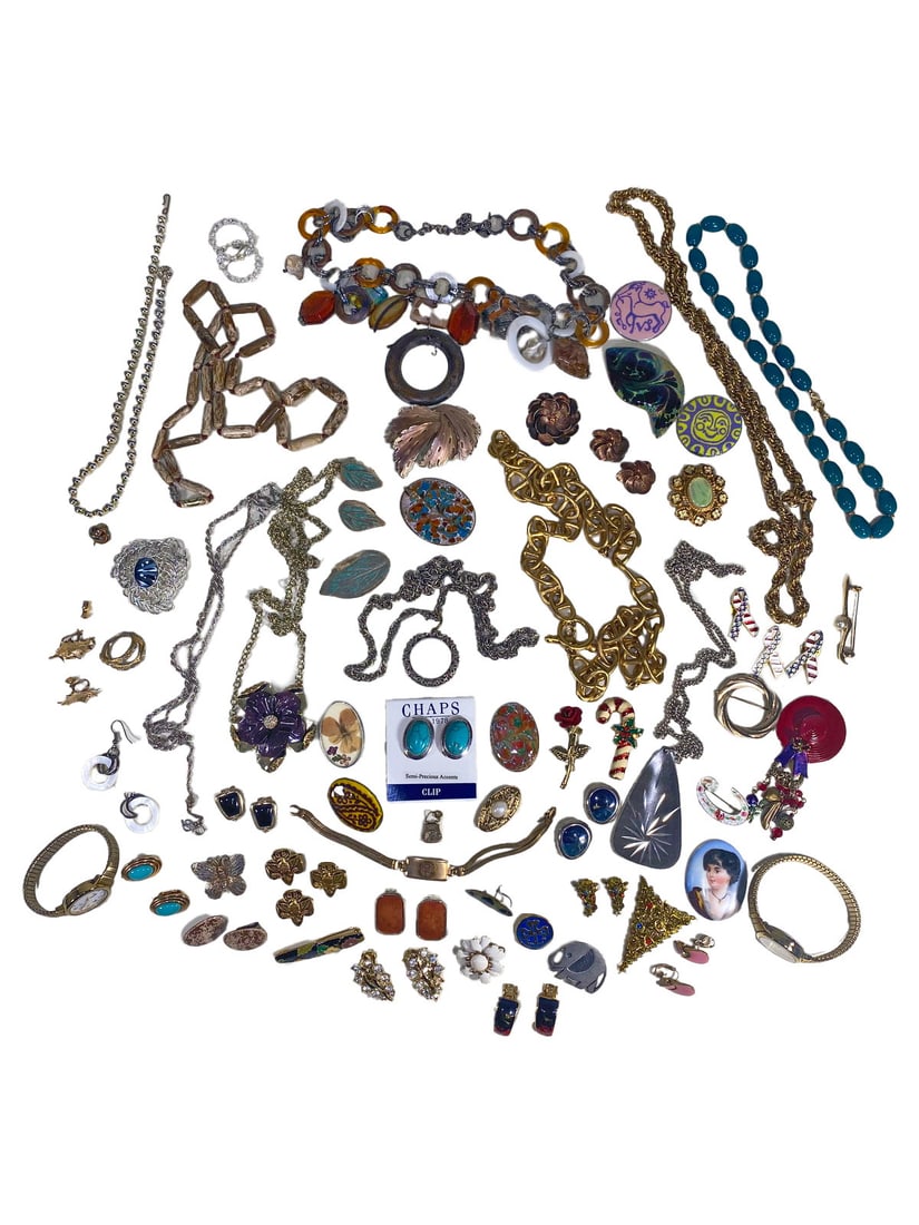 More than 70 pcs Custom Jewelry Lot: More than 70 pcs Custom Jewelry Lot.Local Pick up call one day before to make an appointment. TO SHIP THIS ITEM IN USA OR INTERNATIONAL, PLEASE CONTACT THE SHIPPERS : 1) UPS store1937- David Reiser -7