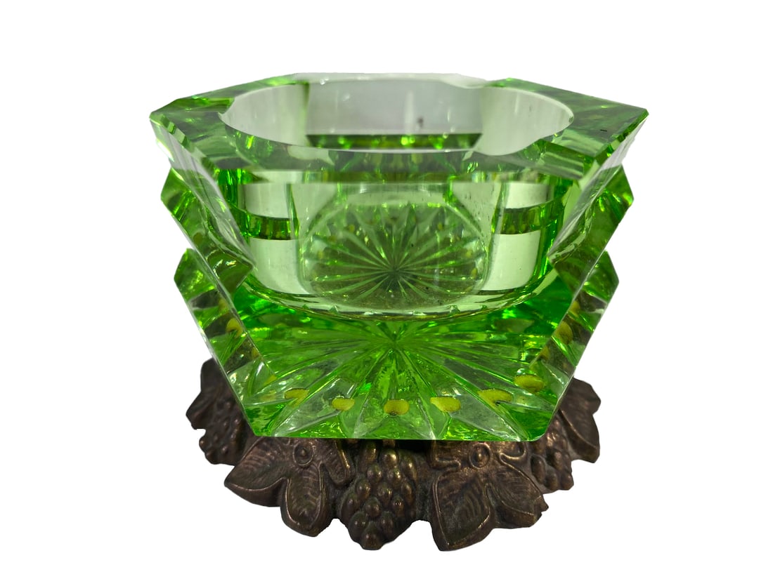 Vintage Green Glass & Metal Ashtray: Vintage Green Glass & Metal Ashtray. 2 1/4 x 3 3/8 in.Local Pick up call one day before to make an appointment. TO SHIP THIS ITEM IN USA OR INTERNATIONAL, PLEASE CONTACT THE SHIPPERS : 1) UPS store193