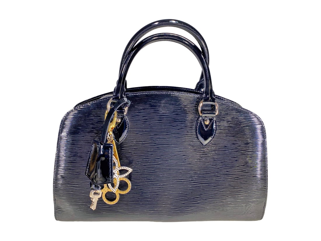Louis Vuitton, France Bag: Louis Vuitton, France Bag, we are not sure if original or not. 9 x 14 x 4 7/8 in.Local Pick up call one day before to make an appointment. TO SHIP THIS ITEM IN USA OR INTERNATIONAL, PLEASE CONTACT THE