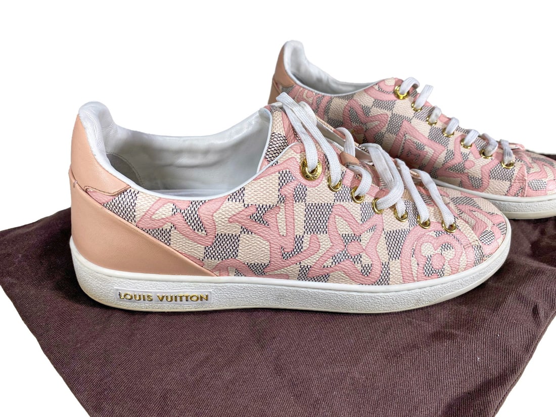 Used Louis Vuitton Damier Azur Bora Bora Sneakers, size 40: Used Louis Vuitton Damier Azur Bora Bora Sneakers, size 40. Local Pick up call one day before to make an appointment. TO SHIP THIS ITEM IN USA OR INTERNATIONAL, PLEASE CONTACT THE SHIPPERS : 1) UPS st