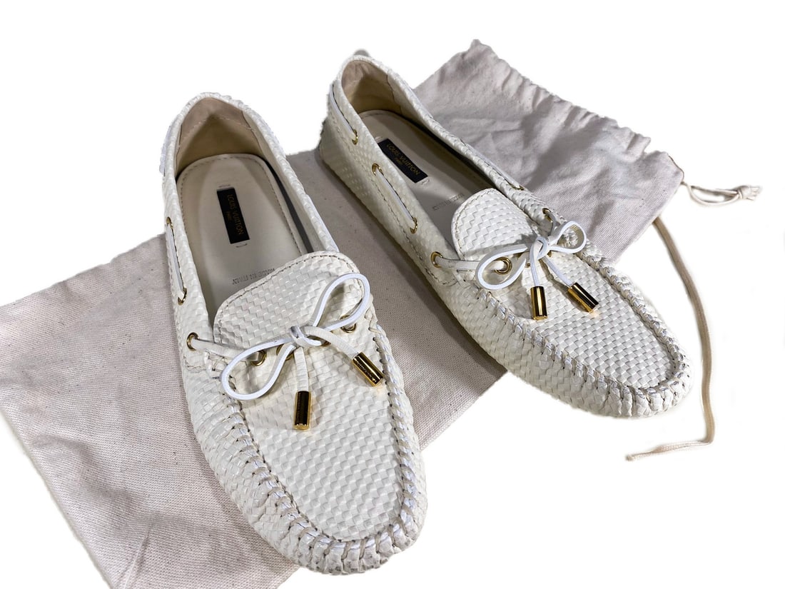 Used Louis Vuitton White Petit Daumier Shoes, size 40: Used Louis Vuitton White Petit Daumier Shoes, size 40. Local Pick up call one day before to make an appointment. TO SHIP THIS ITEM IN USA OR INTERNATIONAL, PLEASE CONTACT THE SHIPPERS : 1) UPS store19