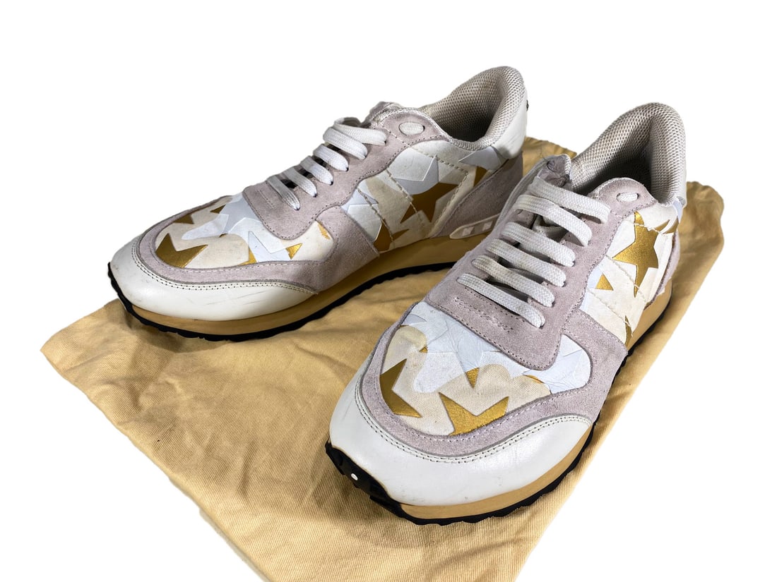 Used Valentino Garavani Rockrunner Sneakers, size 42: Used Valentino Garavani Rockrunner Sneakers, size 42.Local Pick up call one day before to make an appointment. TO SHIP THIS ITEM IN USA OR INTERNATIONAL, PLEASE CONTACT THE SHIPPERS : 1) UPS store1937