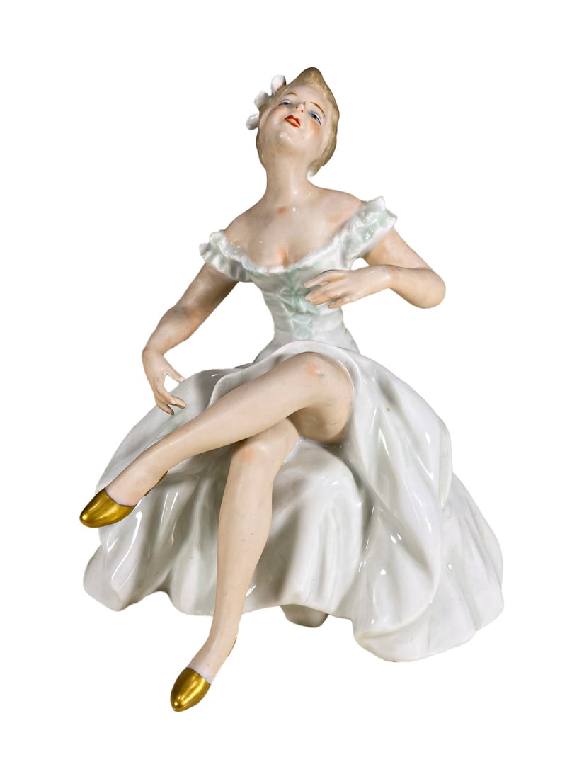 German Goebel Lady Porcelain Statue: German Goebel Lady Porcelain Statue. 7 1/2 x 6 1/2 x 5 in.Local Pick up call one day before to make an appointment. TO SHIP THIS ITEM IN USA OR INTERNATIONAL, PLEASE CONTACT THE SHIPPERS : 1) UPS stor