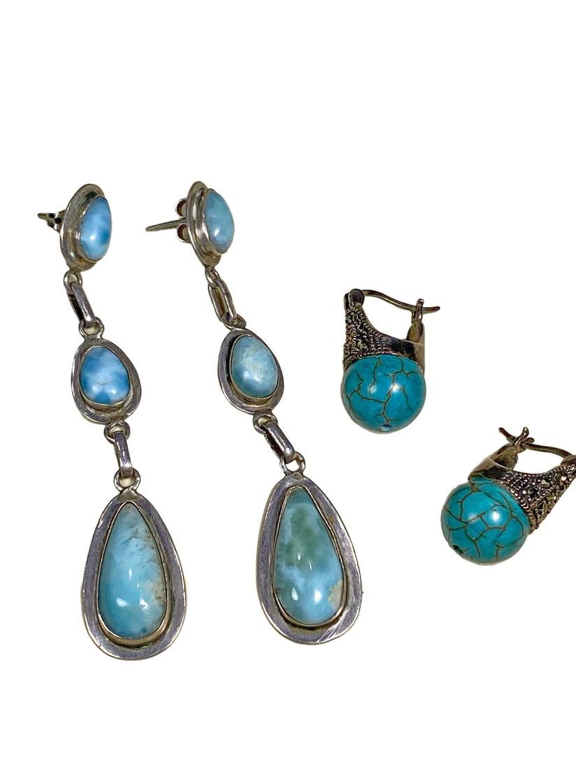 2 Sterling 925 & Turquoise Pair of Earings: 2 Sterling 925 & Turquoise Pair of Earings. 2 5/8 x 1/2 in and 7/8 x 1/2 in.Local Pick up call one day before to make an appointment. TO SHIP THIS ITEM IN USA OR INTERNATIONAL, PLEASE CONTACT THE SHIP