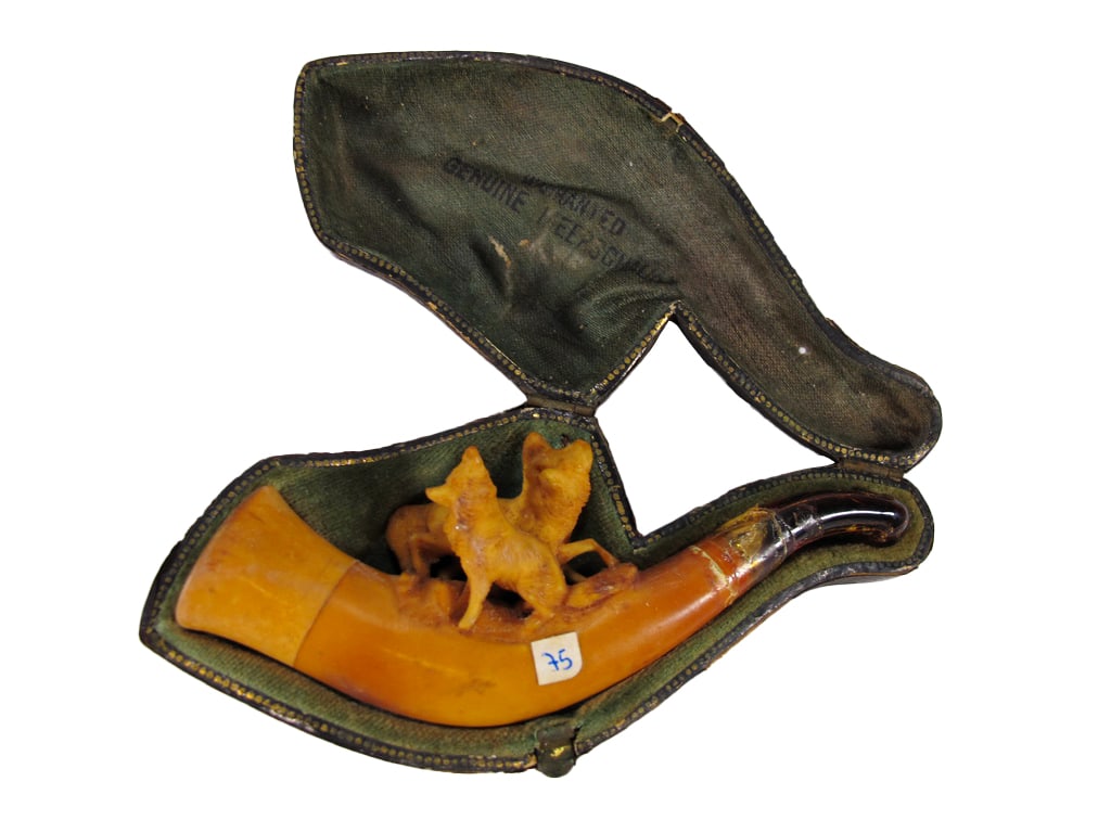 Antique Austrian Foxes Meerschaum Pipe: Antique Austrian Foxes Meerschaum Pipe with the original amber steam and case, around 1890. Case: 1 1/2 x 4 1/2 x 7/8 in.Local Pick up call one day before to make an appointment. TO SHIP THIS ITEM IN 