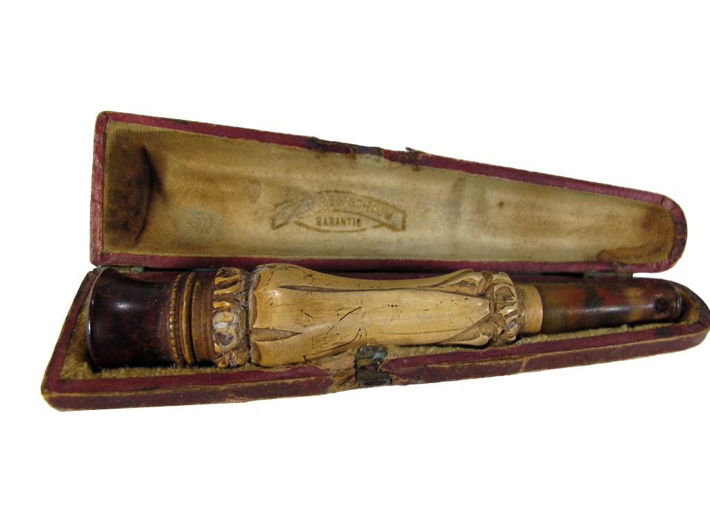 Antique French Meerschaum Cigarette Holder: Antique French Meerschaum Cigarette Holder with the original amber steam and case, around 1910. Case: 7/8 x 4 1/2 in.Local Pick up call one day before to make an appointment. TO SHIP THIS ITEM IN USA 