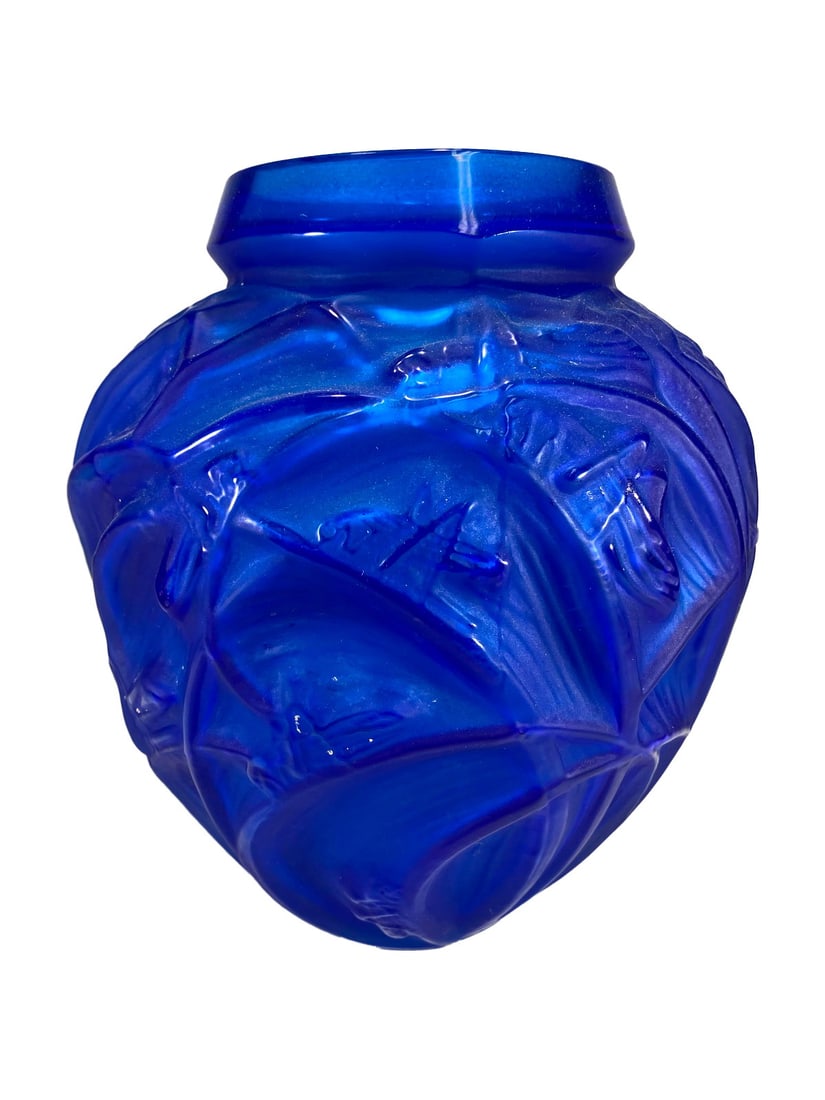 Signed R. Lalique Sauterelles Grasshooper Blue Glass Vase: Signed R. Lalique Sauterelles Grasshooper Blue Glass Vase, Made by Rigolleau in Argentina years ago. 10 3/4 x 8 3/4 in.Local Pick up call one day before to make an appointment. TO SHIP THIS ITEM IN US