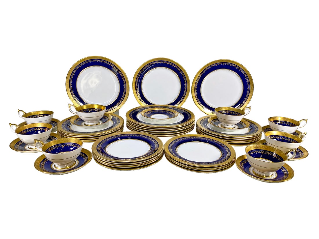 Aynsley, England Georgian 46 pcs Set: Aynsley, England Georgian 46 pcs Set. 10 dinner: 10 1/2 in. 9 dessert: 8 1/4 in. 10 Salad: 9 1/4 in. 9 saucers: 5 7/8 in. 8 Cups: 2 7/8 x 5 x 4 in.Local Pick up call one day before to make an appointm