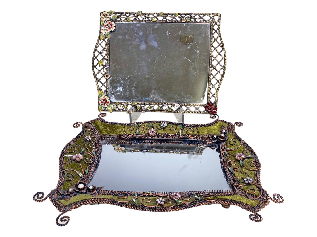 2 Jay Strongwater Style Trays: 2 Jay Strongwater Style Trays. 1 5/8 x 14 x 10 3/4 in and 3/4 x 12 3/8 x 9 3/8 in.Local Pick up call one day before to make an appointment. TO SHIP THIS ITEM IN USA OR INTERNATIONAL, PLEASE CONTACT TH