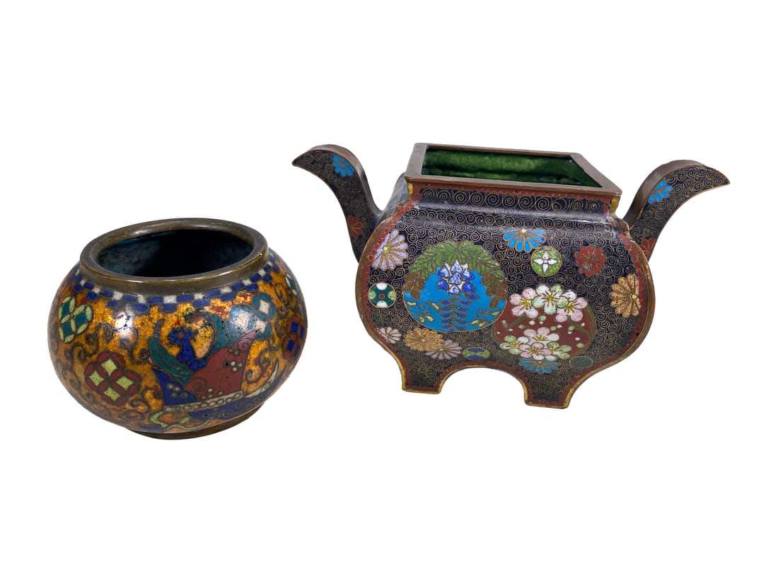 2 Chinese Cloisonne Bronze Bowls: 2 Chinese Cloisonne Bronze Bowls. 3 x 5 7/8 x 3 3/8 in and 2 1/8 x 3 in.Local Pick up call one day before to make an appointment. TO SHIP THIS ITEM IN USA OR INTERNATIONAL, PLEASE CONTACT THE SHIPPERS