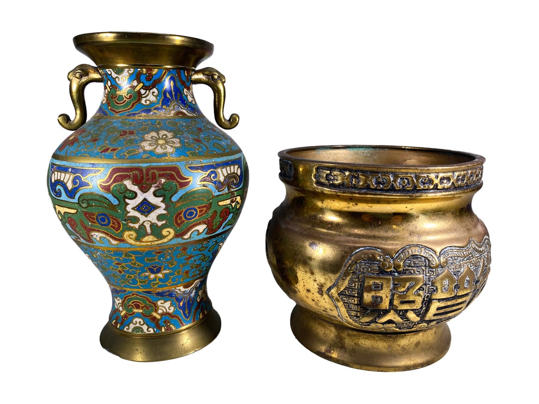 2 Vintage Chinese Bronze & Cloisonne Urn & Vase: 2 Vintage Chinese Bronze & Cloisonne Urn & Vase. Urn: 9 3/8 x 5 1/2 in. Vase: 6 x 6 3/4 in.Local Pick up call one day before to make an appointment. TO SHIP THIS ITEM IN USA OR INTERNATIONAL, PLEASE C
