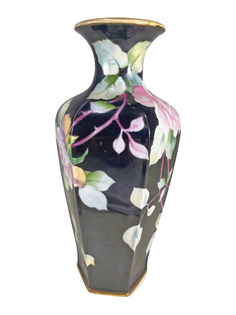 Vintage Nippon Hand Painted Porcelain Vase: Vintage Nippon Hand Painted Porcelain Vase. 9 x 4 in.Local Pick up call one day before to make an appointment. TO SHIP THIS ITEM IN USA OR INTERNATIONAL, PLEASE CONTACT THE SHIPPERS : 1) UPS store1937