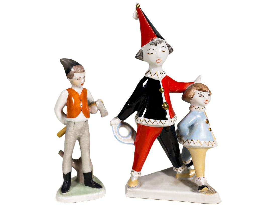 Hollohaza Kezzel Festett, Hungary Porcelain Figurines: Hollohaza Kezzel Festett, Hungary Porcelain Figurines. 8 1/2 x 4 1/2 x 3 1/4 in and 6 1/4 x 2 1/8 in.Local Pick up call one day before to make an appointment. TO SHIP THIS ITEM IN USA OR INTERNATIONAL