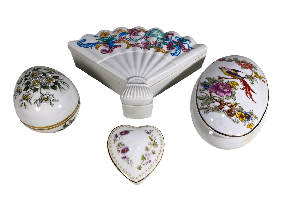 4 Limoges, Wedgwood & Hollohaza Porcelain Boxes: 4 Limoges, Wedgwood & Hollohaza Porcelain Boxes. 2 x 8 x 5 3/4 in, 2 x 5 3/4 x 3 1/2 in, 2 3/8 x 3 5/8 x 2 3/4 in and 1 x 2 1/2 x 2 3/8 in.Local Pick up call one day before to make an appointment. TO