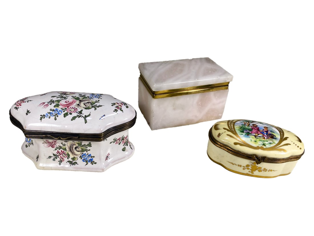 Vintage Set of 3 French Porcelain & Onyx Boxes: Vintage Set of 3 French Porcelain & Onyx Boxes. 2 1/2 x 4 x 2 1/2 in, 2 3/8 x 4 5/8 x 2 3/4 in and 1 1/2 x 3 1/2 x 2 1/8 in.Local Pick up call one day before to make an appointment. TO SHIP THIS ITEM