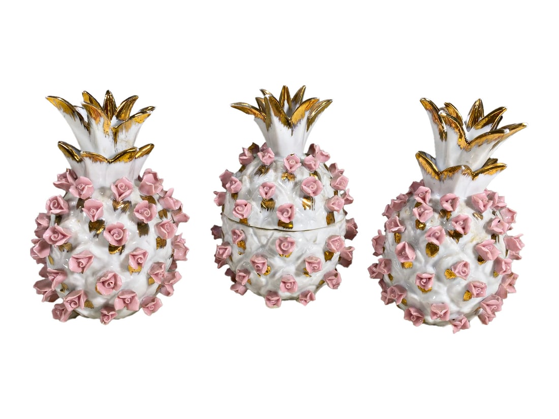 3 Lefton Pineapple Salt & Pepper Porcelain Shakers & Box: 3 Lefton Pineapple Salt & Pepper Porcelain Shakers & Box. Shakers: 4 1/4 x 2 5/8 in. Box: 4 3/8 x 3 in.Local Pick up call one day before to make an appointment. TO SHIP THIS ITEM IN USA OR INTERNATION