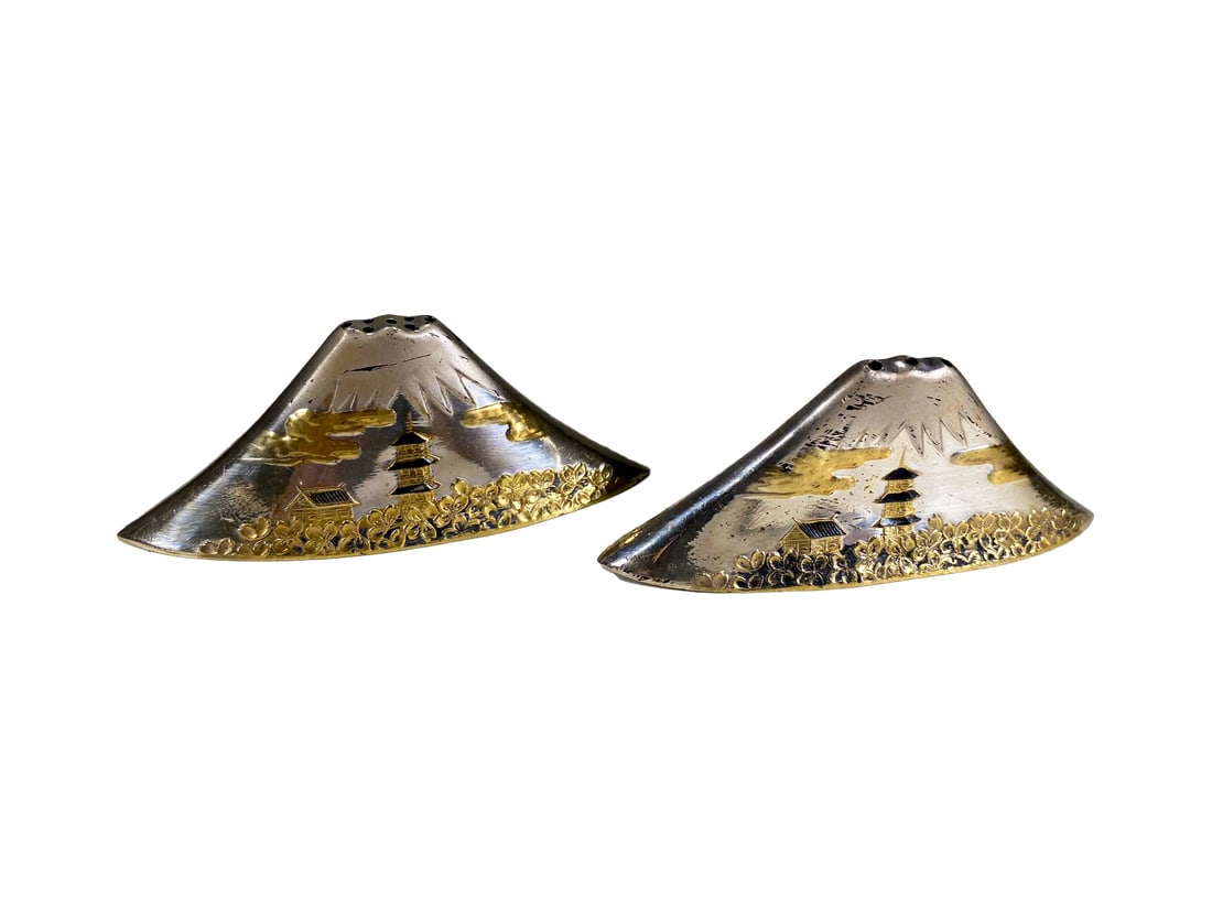 Sterling 950 Mount Fuji Salt & Pepper Shakers: Sterling 950 Mount Fuji Salt & Pepper Shakers. Weight: 40 grams. 1 1/4 x 3 x 7/8 in.Local Pick up call one day before to make an appointment. TO SHIP THIS ITEM IN USA OR INTERNATIONAL, PLEASE CONTACT 