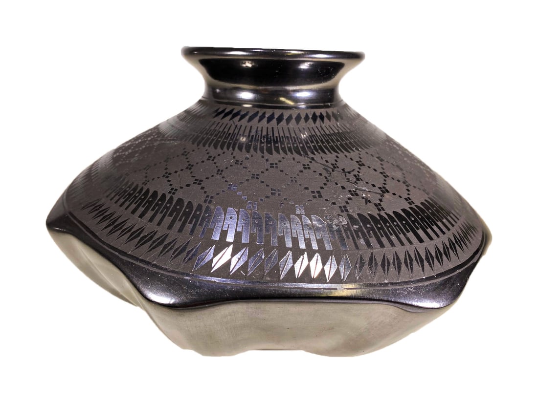 Vintage Mata Ortiz Black Pottery Vase (1 of 5)