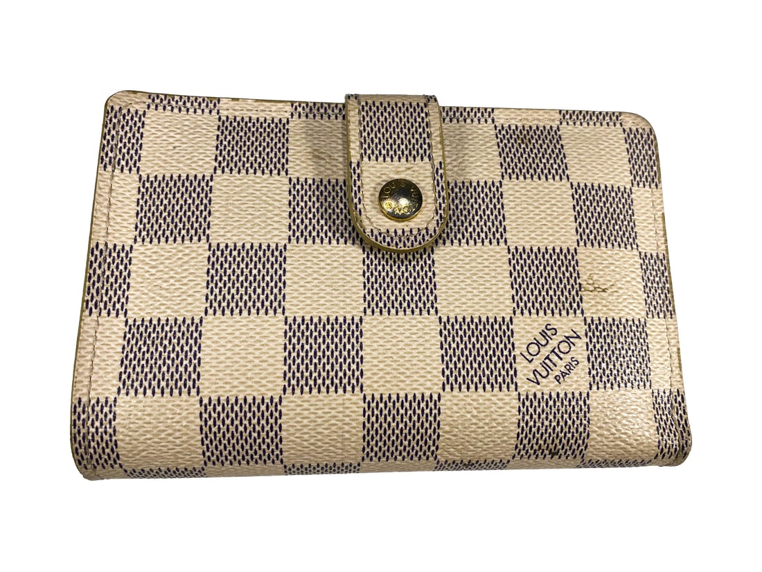 Louis Vuitton, Paris Wallet: Louis Vuitton, Paris Wallet, we are not sure if it is original. 3 1/2 x 5 1/4 x 1 1/4 in.Local Pick up call one day before to make an appointment. TO SHIP THIS ITEM IN USA OR INTERNATIONAL, PLEASE CON