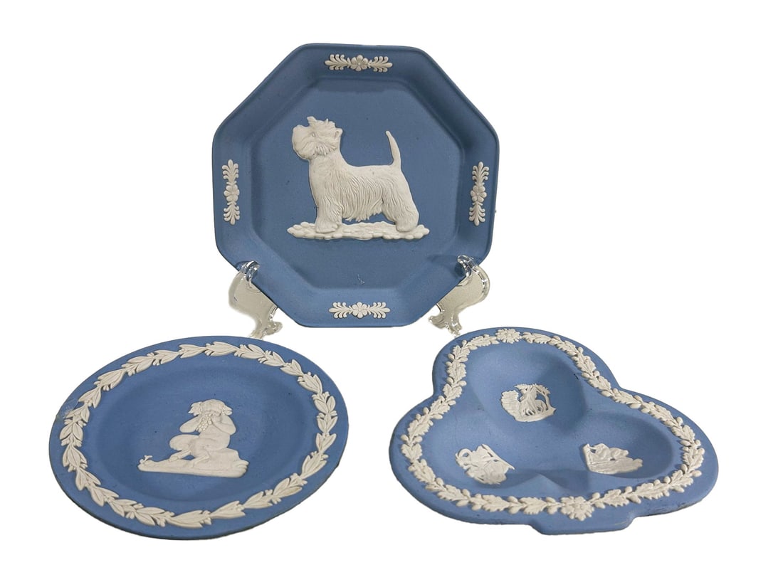 Set of 3 Wedgwood, England Porcelain Trays: Set of 3 Wedgwood, England Porcelain Trays. 1/2 x 5 x 5 in, 1/2 x 4 1/4 in and 1/2 x 4 3/4 x 4 3/4 in.Local Pick up call one day before to make an appointment. TO SHIP THIS ITEM IN USA OR INTERNATIONA