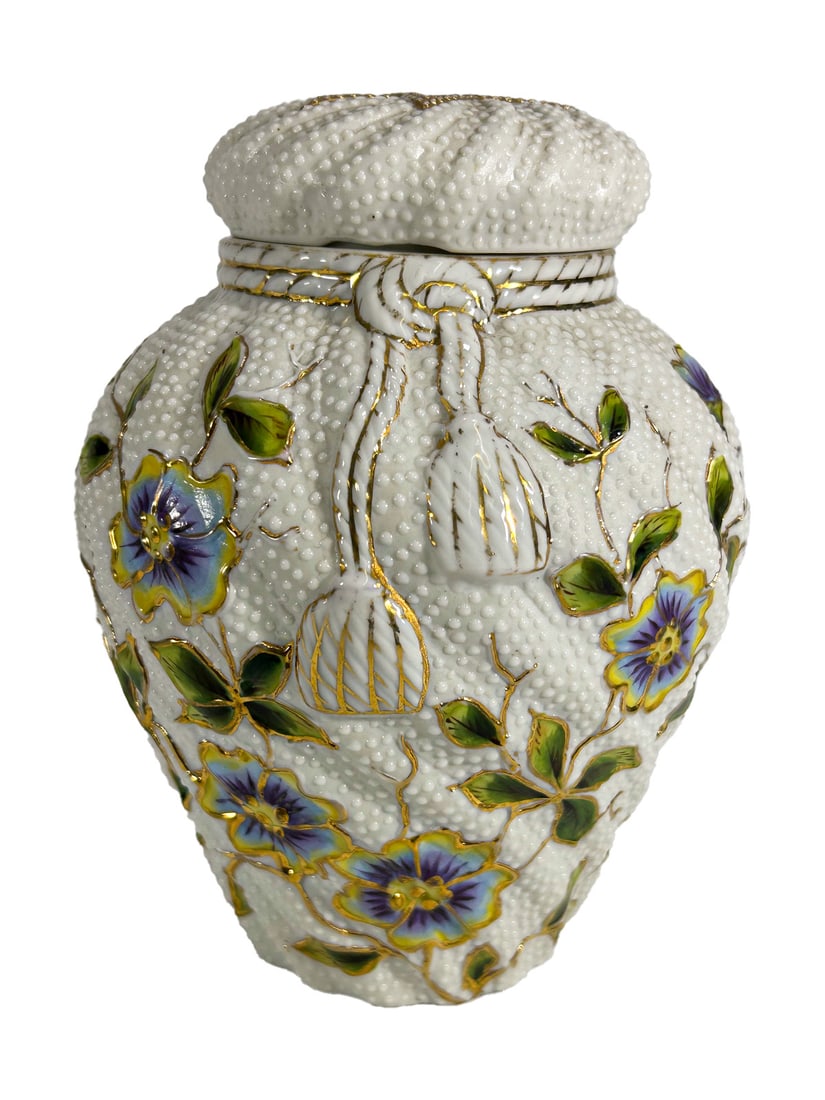 Antique French Porcelain Jar: Antique French Porcelain Jar. 6 1/2 x 5 in.Local Pick up call one day before to make an appointment. TO SHIP THIS ITEM IN USA OR INTERNATIONAL, PLEASE CONTACT THE SHIPPERS : 1) UPS store1937- David Re