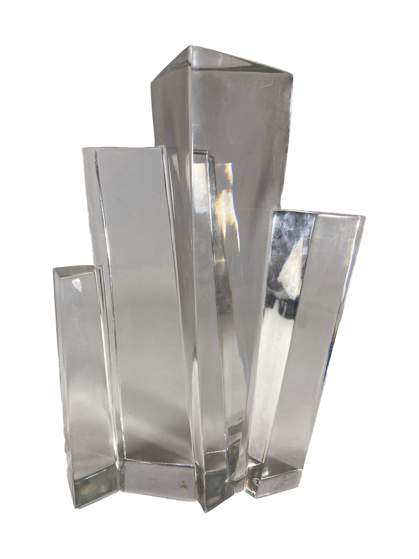 Baccarat City Skiline Crystal Sculpture: Baccarat City Skiline Crystal Sculpture. 9 1/4 x 6 3/4 x 3 1/4 in.Very tiny chip in one bottom corner. Local Pick up call one day before to make an appointment. TO SHIP THIS ITEM IN USA OR INTERNATION