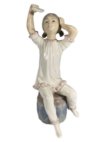 Lladro, Spain Washing hair Girl Porcelain Statue