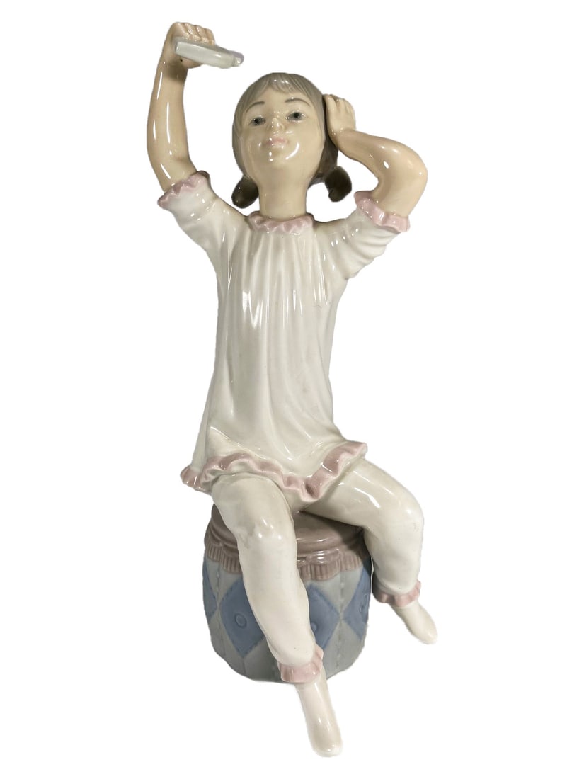 Lladro, Spain Washing hair Girl Porcelain Statue (1 of 5)