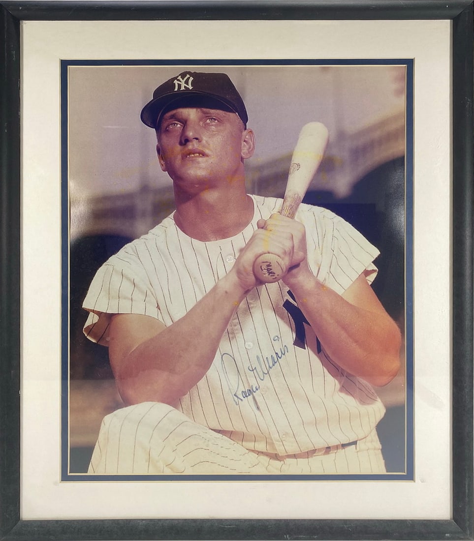 Roger Maris NY Yankees Player Photo: Roger Maris NY Yankees Player Photo, we are not sure if the signature is original. 18 x 14 3/4 x 3/4 in framed.Good condition. Local Pick up call one day before to make an appointment. TO SHIP THIS IT