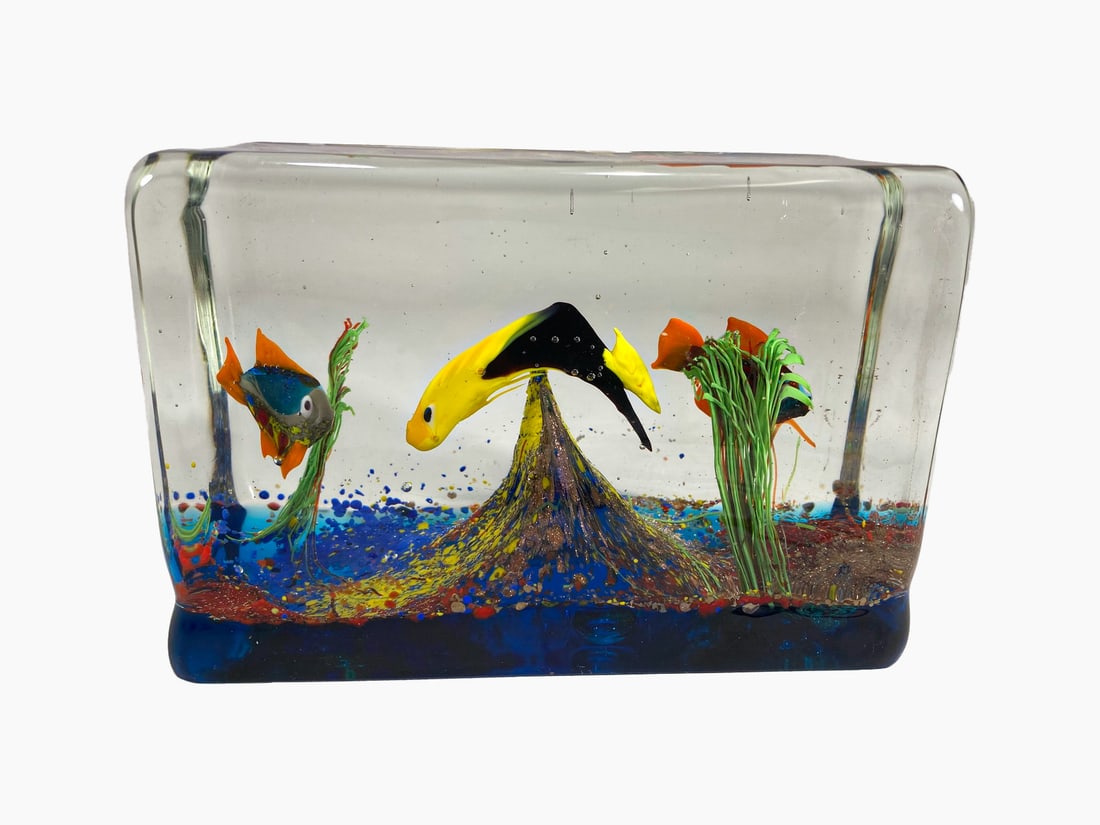 Murano, Italy Aquarium Glass Paperweight: Murano, Italy Aquarium Glass Paperweight. 3 3/4 x 5 5/8 x 2 3/4 in.Good condition. Local Pick up call one day before to make an appointment. TO SHIP THIS ITEM IN USA OR INTERNATIONAL, PLEASE CONTACT T