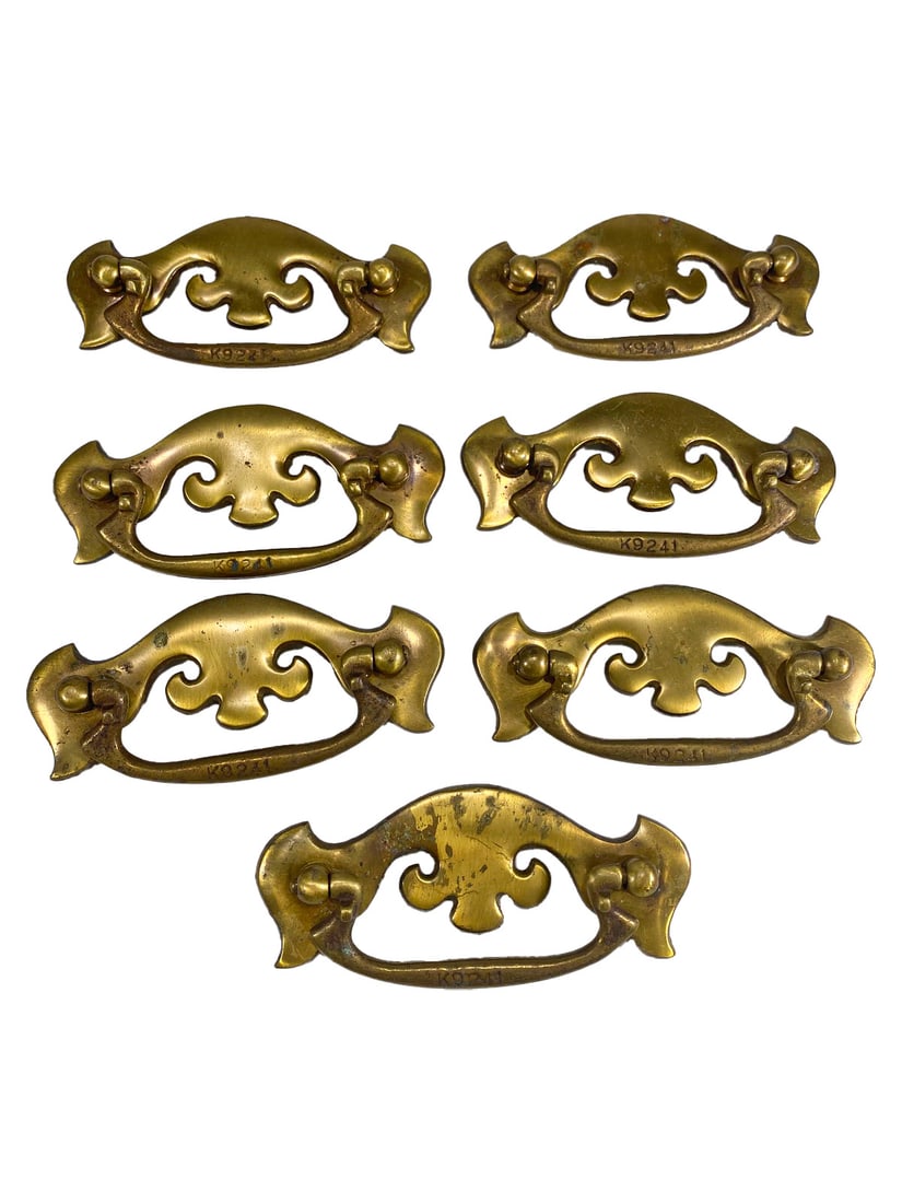 Set of 7 Brass Furniture Handles: Set of 7 Brass Furniture Handles. 1 3/4 x 4 x 1 3/4 in.Good condition. Local Pick up call one day before to make an appointment. TO SHIP THIS ITEM IN USA OR INTERNATIONAL, PLEASE CONTACT THE SHIPPERS