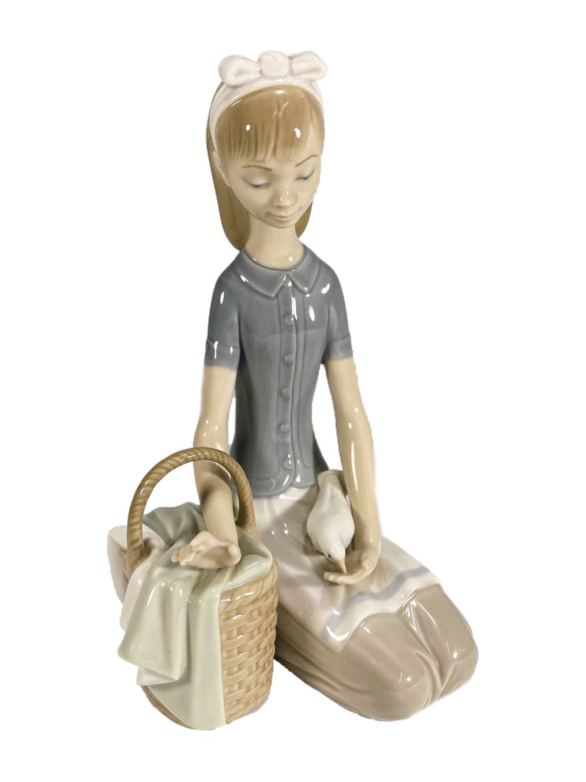 Lladro Girl & Dove, Francisco Catala, 1982: Lladro Girl & Dove, Francisco Catala, 1982. 7 3/4 x 4 1/2 x 4 3/8 in.Good condition. Local Pick up call one day before to make an appointment. TO SHIP THIS ITEM IN USA OR INTERNATIONAL, PLEASE CONTACT
