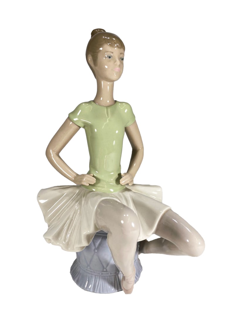Lladro Laura Ballerina, Juan Huerta, 1993: Lladro Laura Ballerina, Juan Huerta, 1993. 9 x 4 1/2 x 6 in.Good condition. Local Pick up call one day before to make an appointment. TO SHIP THIS ITEM IN USA OR INTERNATIONAL, PLEASE CONTACT THE SHIP