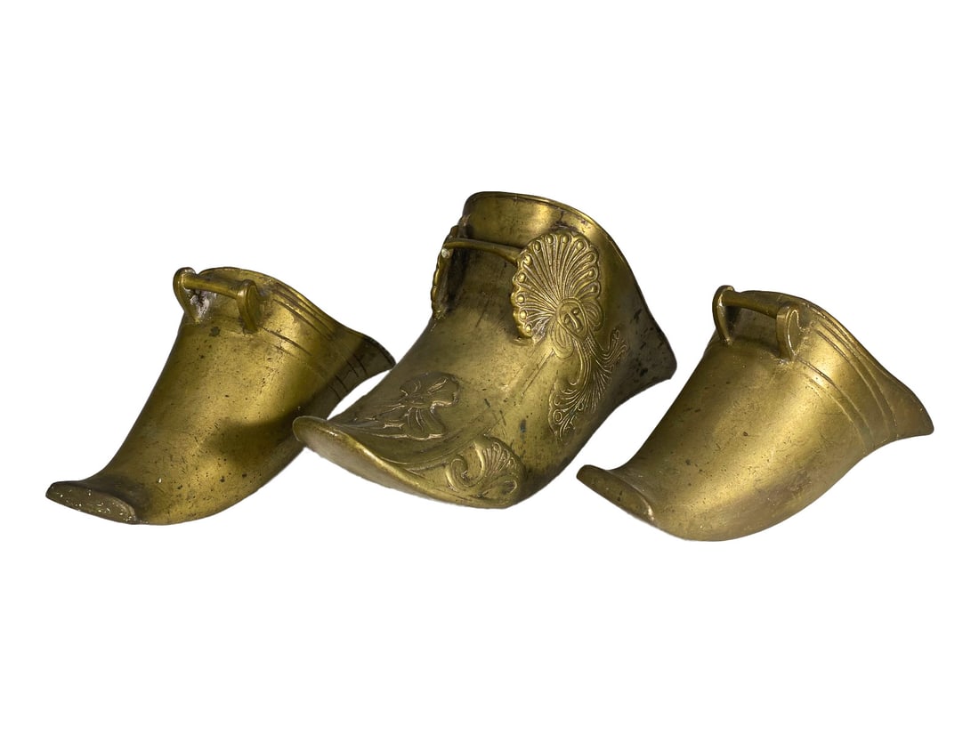 Vintage Spanish Conquest Set of 3 Bronze Stirrups: Vintage Spanish Conquest Set of 3 Bronze Stirrups. 5 1/4 x 10 1/2 x 3 1/8 in and 4 1/8 x 8 3/4 x 3 1/2 in.Good condition. Local Pick up call one day before to make an appointment. TO SHIP THIS ITEM IN