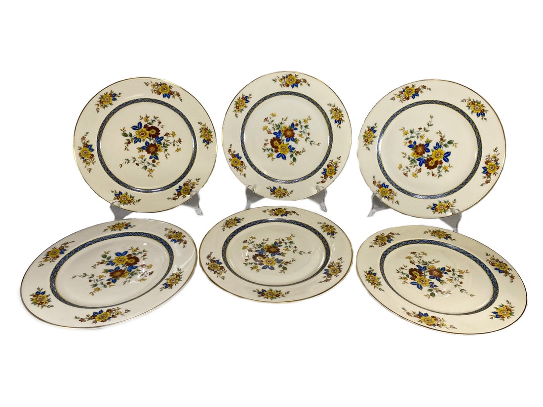 6 Hutschenreuther Crown Lion Ivory Plates: 6 Hutschenreuther Crown Lion Ivory Plates. 10 1/4 in diameter.Good condition. Local Pick up call one day before to make an appointment. TO SHIP THIS ITEM IN USA OR INTERNATIONAL, PLEASE CONTACT THE SH