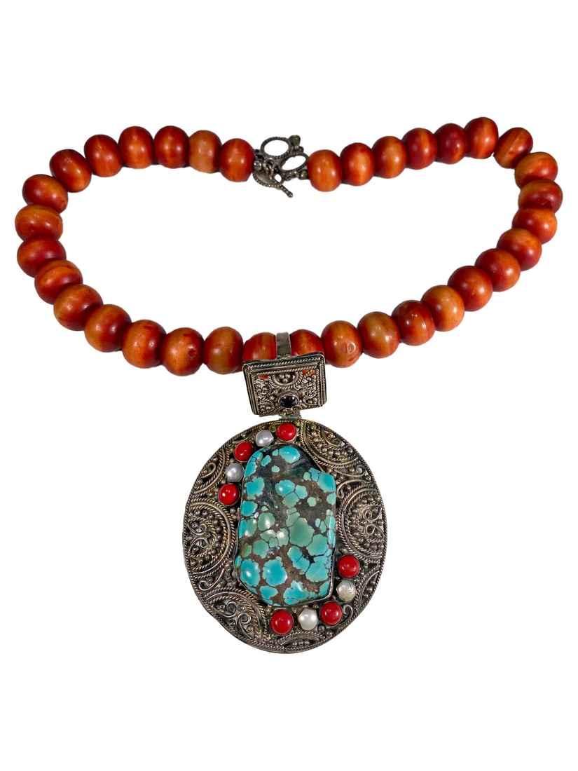 Vintage Indian Sterling, Turquoise & Seeds Necklace: Vintage Indian Sterling, Turquoise & Seeds Necklace. Medal weight: 53 grams. 16 in long. Central piece: 3 1/2 x 2 1/4 in.Good condition. Local Pick up call one day before to make an appointment. TO SH