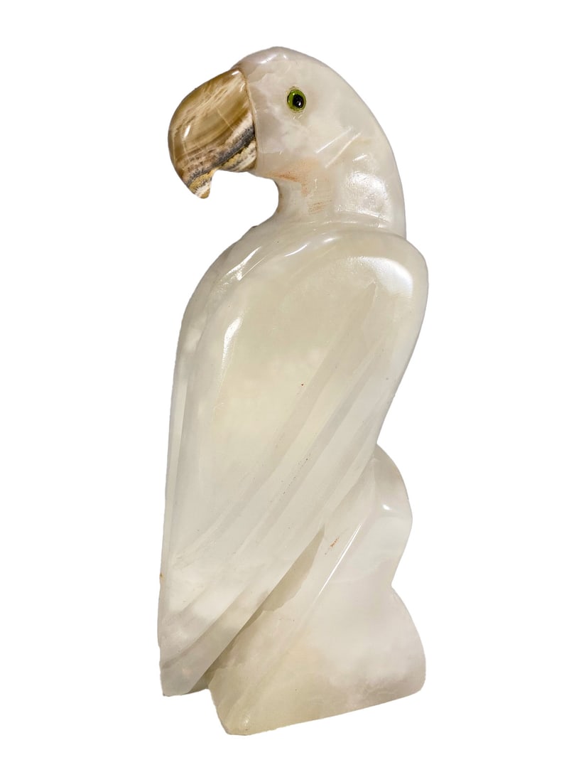 Vintage Parrot Carved Onyx Sculpture: Vintage Parrot Carved Onyx Sculpture. 9 1/4 x 3 3/4 x 2 3/4 in. Weight: 5.06 pounds.Good condition. Local Pick up call one day before to make an appointment. TO SHIP THIS ITEM IN USA OR INTERNATIONAL,