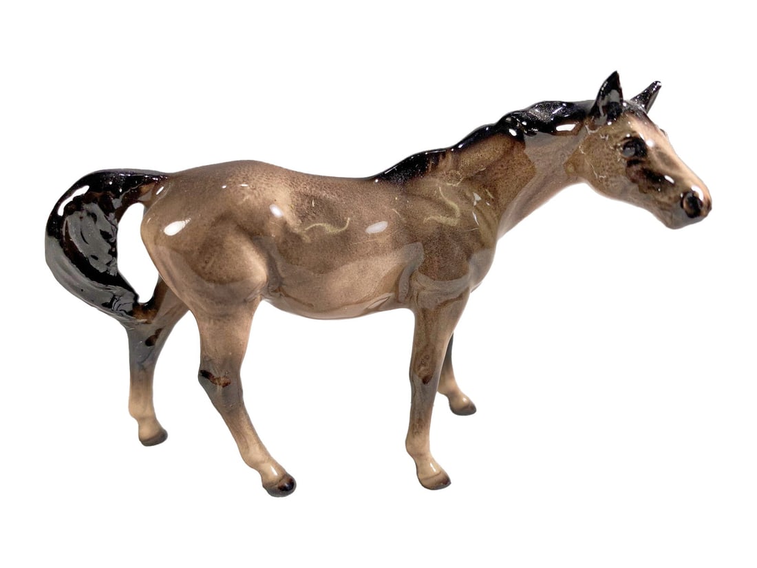 Hagen Renaker Thoroughbred Mare Ceramic Fig: Hagen Renaker Thoroughbred Mare Ceramic Fig by Maureen Love. 2 1/2 x 3 3/4 x 1 in.Good condition. Local Pick up call one day before to make an appointment. TO SHIP THIS ITEM IN USA OR INTERNATIONAL, P