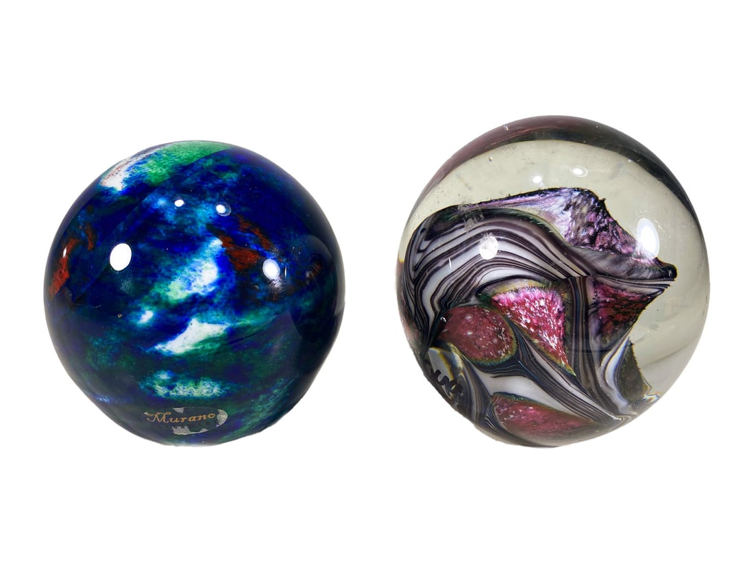 Robert EICKHOLT & Other Glass Paiperweights: Robert EICKHOLT & Other Glass Paiperweights. 3 1/2 x 3 1/4 in and 3 1/8 x 3 1/8 in.Good condition. Local Pick up call one day before to make an appointment. TO SHIP THIS ITEM IN USA OR INTERNATIONAL,