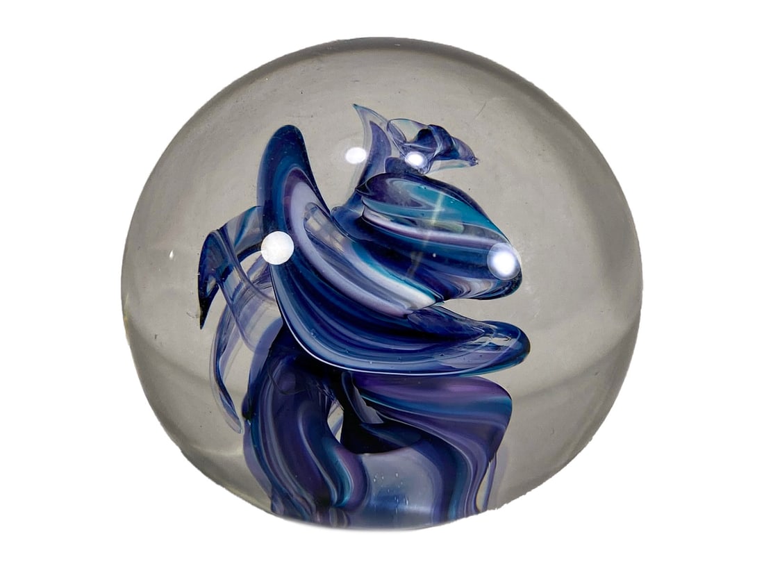 Susan Anton Levay Intaglio Art Glass Paperweight: Susan Anton Levay Intaglio Art Glass Paperweight. 2 1/2 x 3 in. Weight: 1.63 pounds.Good condition. Local Pick up call one day before to make an appointment. TO SHIP THIS ITEM IN USA OR INTERNATIONAL,