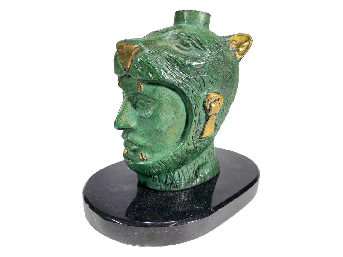 Face Inside a Panther Mouth Bronze Sculpture: Face Inside a Panther Mouth Bronze Sculpture. 5 3/8 x 5 5/8 x 4 in marble base included. Weight; 3.54 pounds.Good condition. Local Pick up call one day before to make an appointment. TO SHIP THIS ITEM