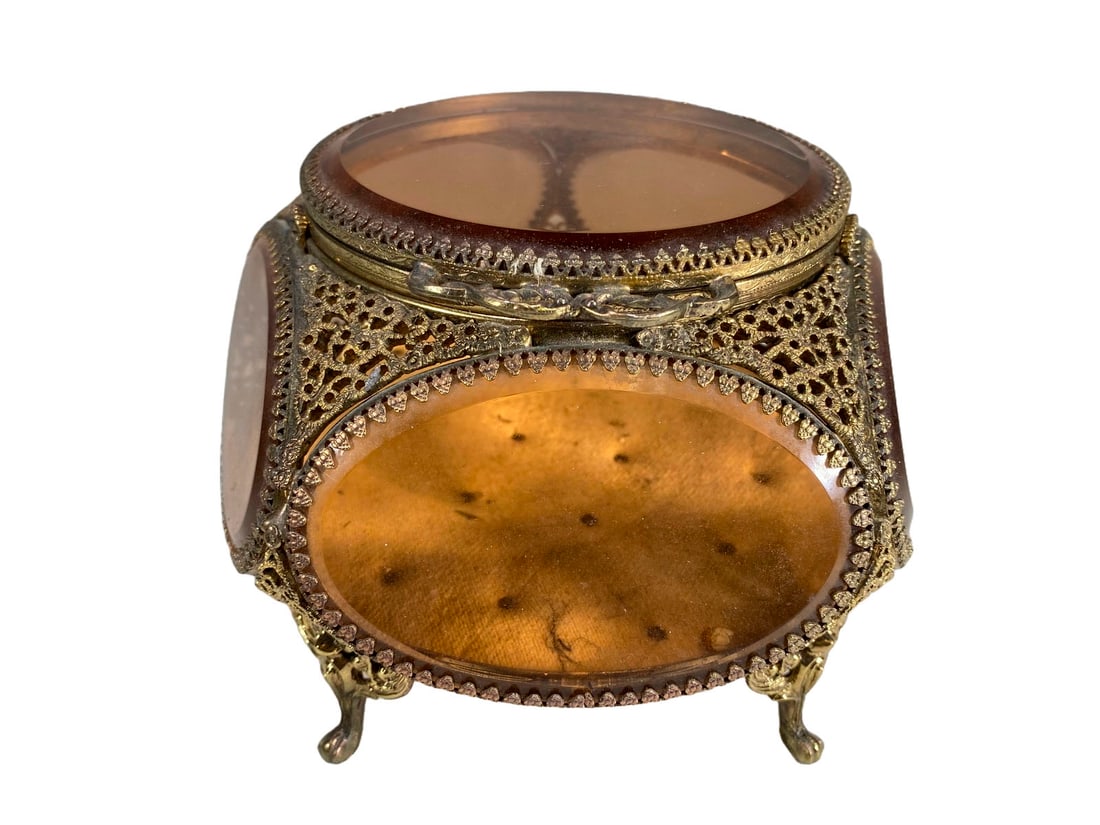 Vintage Ornate Filigree Amber Glass Jewelry Box: Vintage Ornate Filigree Amber Glass Jewelry Box. 4 1/2 x 6 3/8 in.Good condition. Local Pick up call one day before to make an appointment. TO SHIP THIS ITEM IN USA OR INTERNATIONAL, PLEASE CONTACT TH