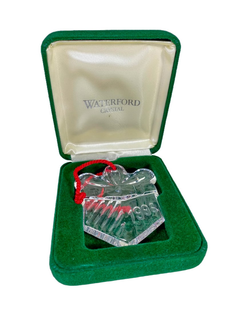 Waterford 1995 Crystal Christmas Ornament: Waterford 1995 Crystal Christmas Ornament. Box: 3 7/8 x 3 1/4 x 1 in.Good condition. Local Pick up call one day before to make an appointment. TO SHIP THIS ITEM IN USA OR INTERNATIONAL, PLEASE CONTACT