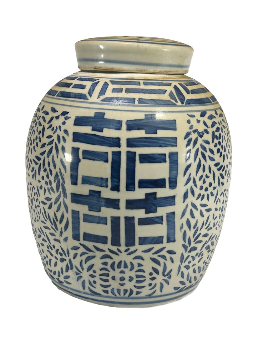 Vintage Chinese Blue & White Porcelain Jar: Vintage Chinese Blue & White Porcelain Jar. 10 x 8 in.Good condition. Local Pick up call one day before to make an appointment. TO SHIP THIS ITEM IN USA OR INTERNATIONAL, PLEASE CONTACT THE SHIPPERS :