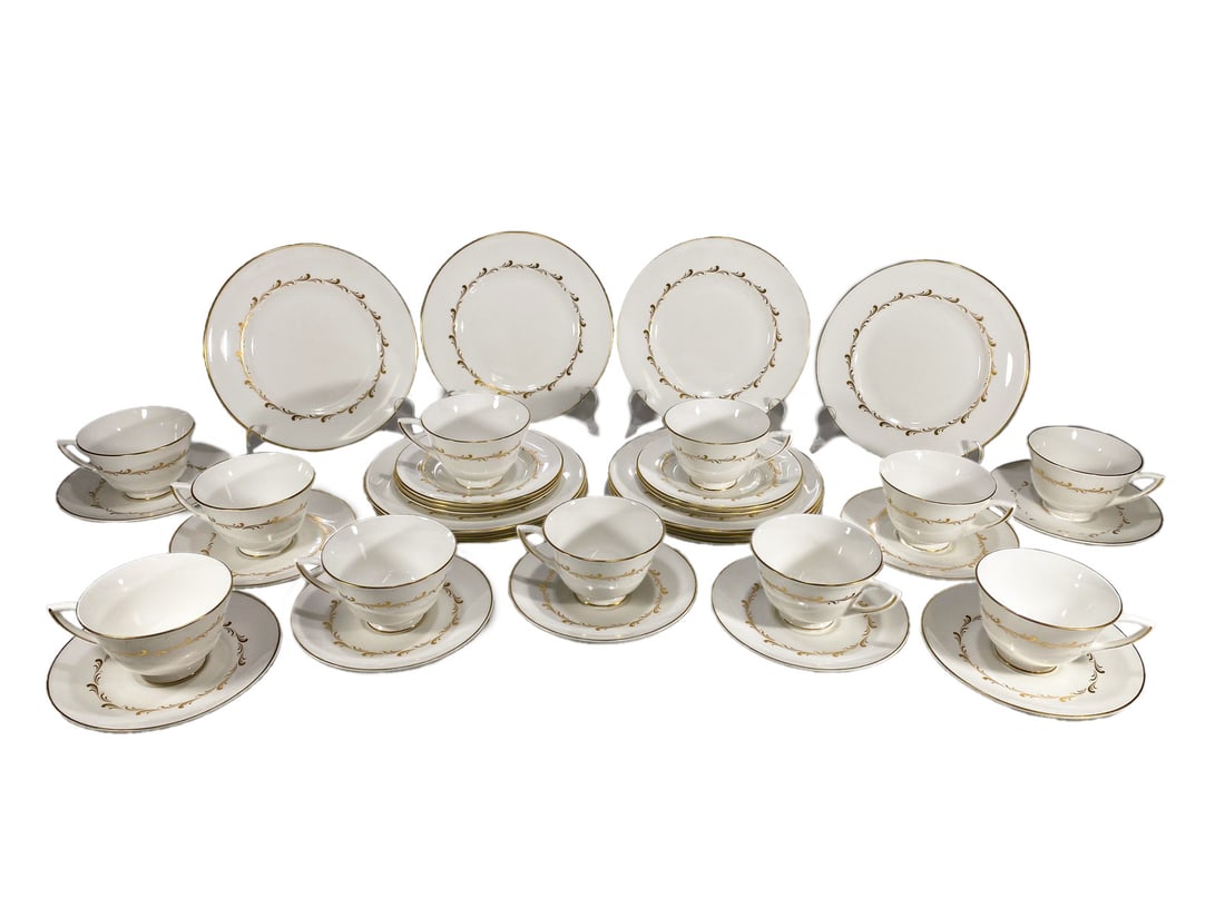 Vintage Royal Doulton Rondo 35 Pcs Set: Vintage Royal Doulton Rondo 35 Pcs Set. 10 Dinner: 8 in diameter. 5 Bread: 6 1/8 in diameter. 11 Cups: 2 1/8 x 4 5/8 x 3 3/4 in. 9 saucers: 6 in diameter.Good condition. Local Pick up call one day bef