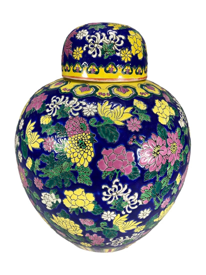 Chinese Porcelain Colorful Ginger Jar: Chinese Porcelain Colorful Ginger Jar. 12 1/2 x 9 in.Good condition. Local Pick up call one day before to make an appointment. TO SHIP THIS ITEM IN USA OR INTERNATIONAL, PLEASE CONTACT THE SHIPPERS : 